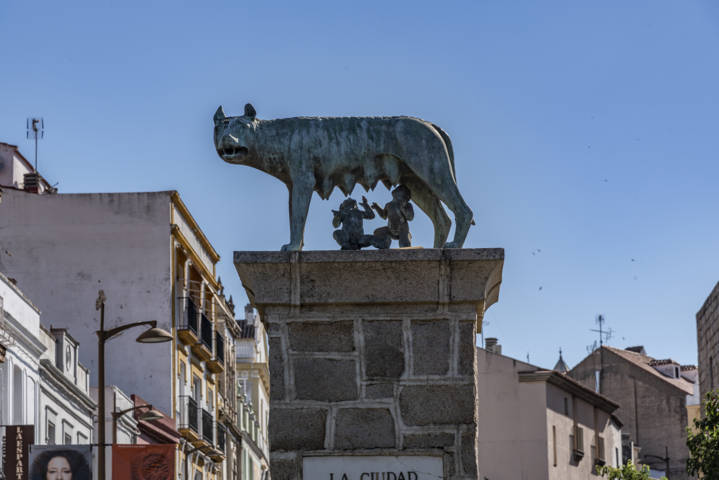 Badajoz - Mérida 095 - monumento la ciudad de Roma a Mérida.jpg